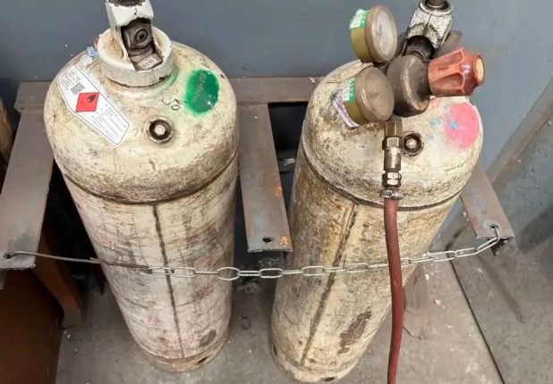 乙炔气瓶安全红线：铁链铁支架固定属违法操作，这些隐患足以引发致命爆炸