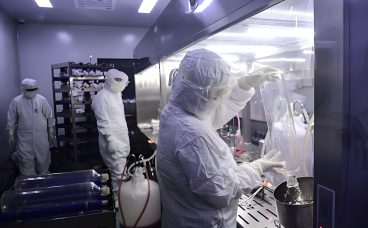 蓝绿光的精微之力——氩离子激光器在高精尖领域的工程实践与科学逻辑